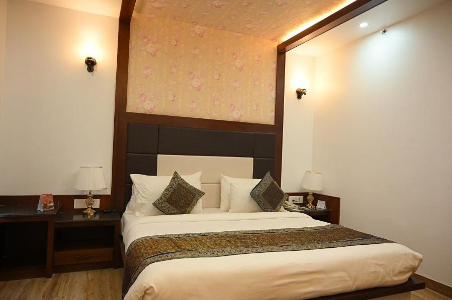 Square Inn Hotel,Váránaszi Kültér fotó