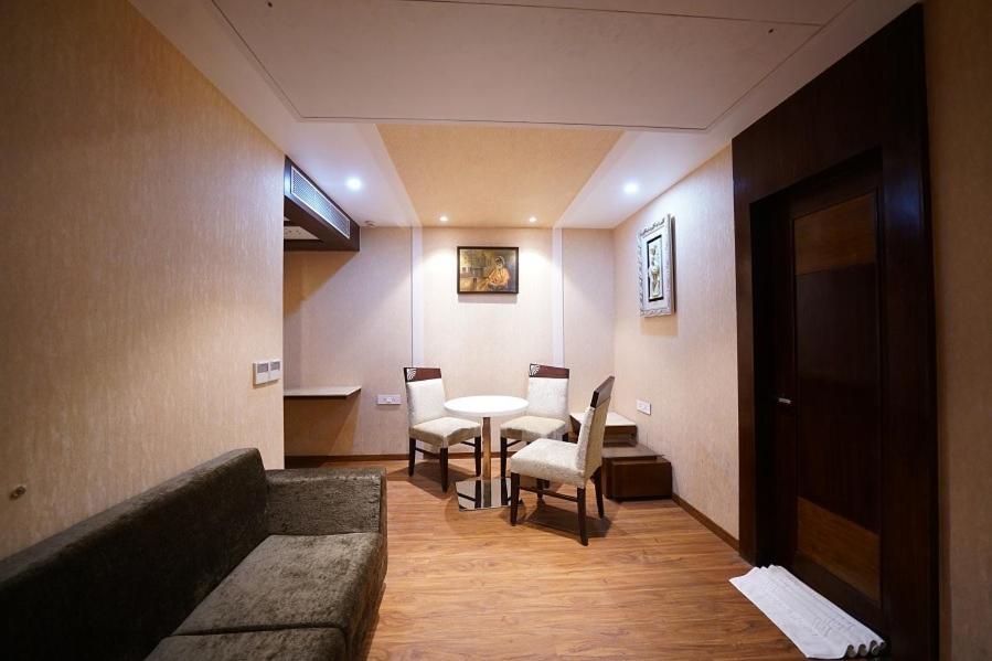 Square Inn Hotel,Váránaszi Kültér fotó