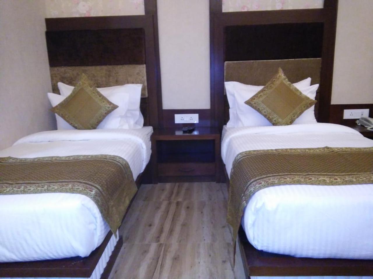 Square Inn Hotel,Váránaszi Kültér fotó