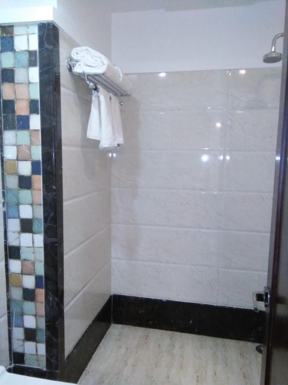 Square Inn Hotel,Váránaszi Kültér fotó