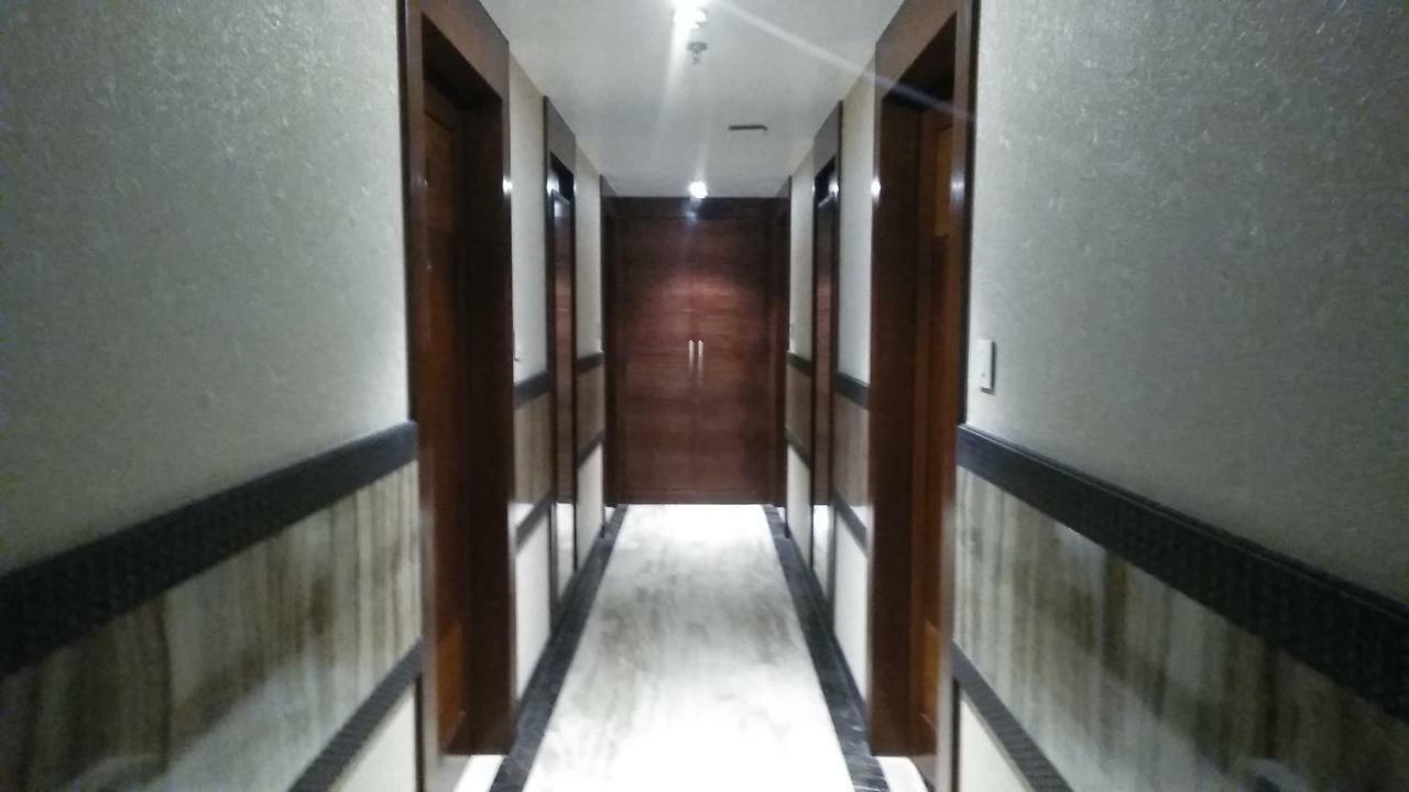 Square Inn Hotel,Váránaszi Kültér fotó